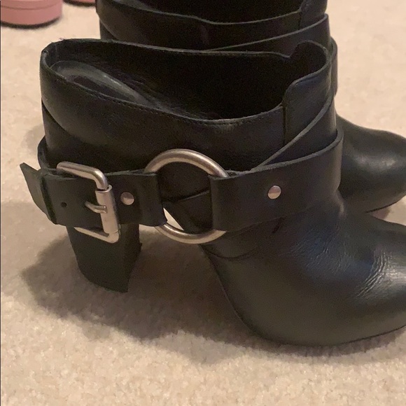 Black Vera Wang Lavender label booties. - Picture 3 of 6